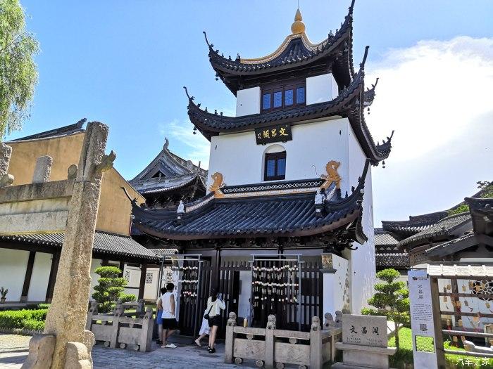 请问这是什么花？是玉兰花吗- 热门社区讨论平台